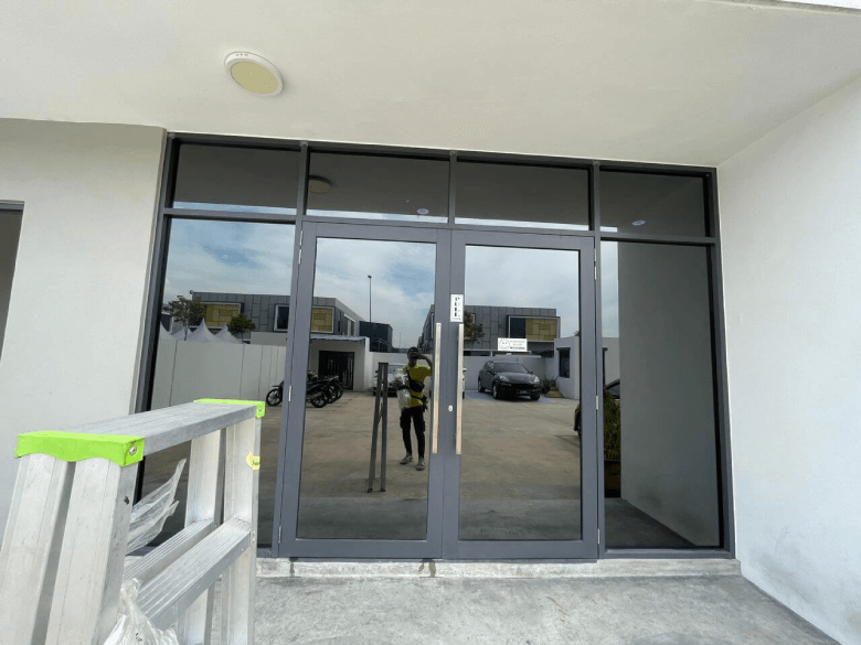THE BEST FIND OUT GREAT TINTED BUILDING TAMAN SENTOSA